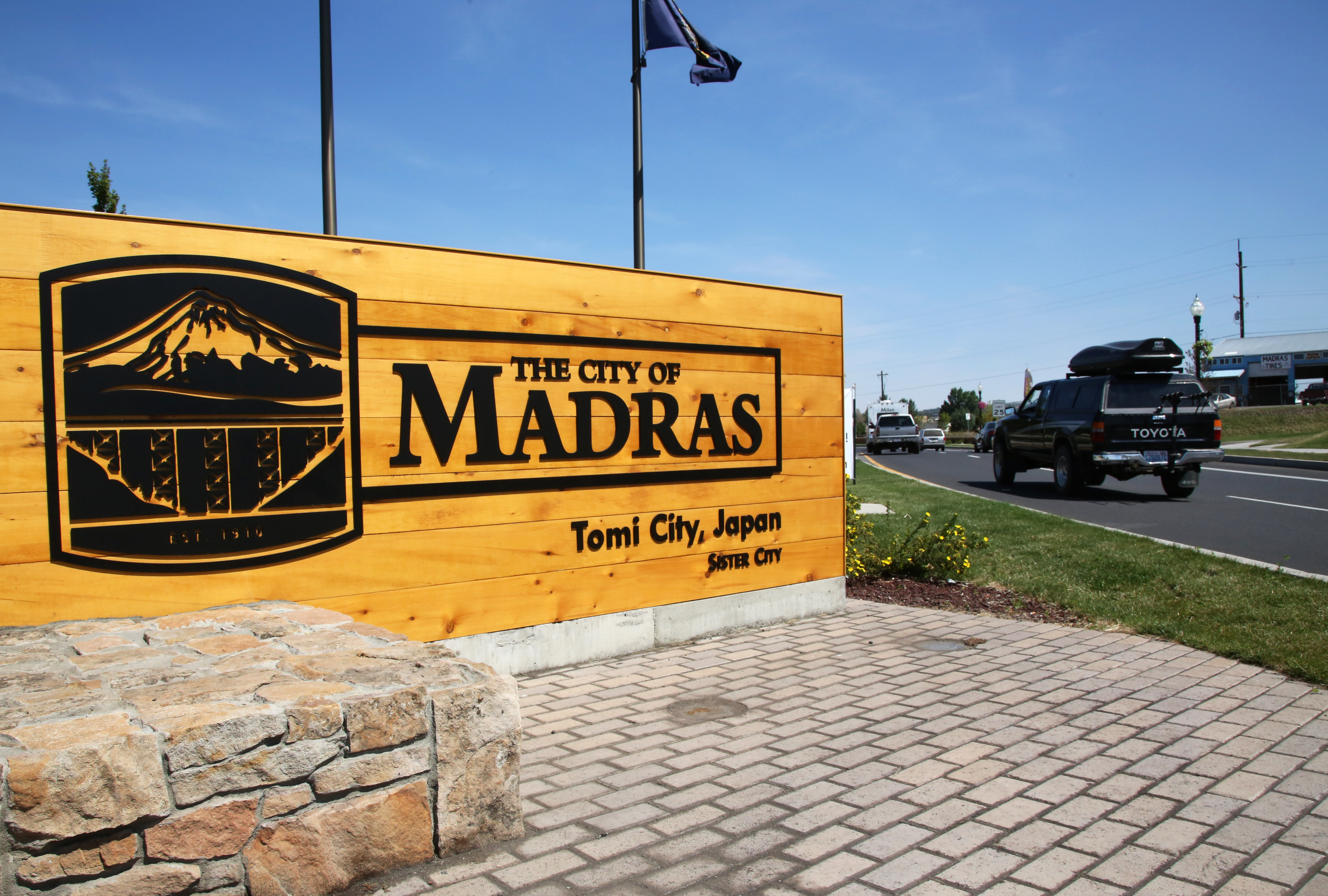 wooden welcome to Madras sign.